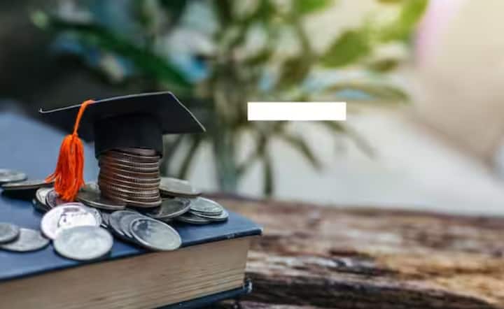 ਪੀਐਫ ਫੰਡਾਂ ਦੀ ਵਰਤੋਂ ਰੋਜ਼ਾਨਾ ਖਰਚਿਆਂ ਜਾਂ ਜੀਵਨ ਸ਼ੈਲੀ ਦੀਆਂ ਜ਼ਰੂਰਤਾਂ ਲਈ ਨਹੀਂ ਕੀਤੀ ਜਾ ਸਕਦੀ। ਜੇਕਰ ਤੁਸੀਂ ਮੋਬਾਈਲ ਫੋਨ ਖਰੀਦਣ, ਯਾਤਰਾ ਕਰਨ ਜਾਂ ਕਿਸੇ ਸ਼ੌਕ ਨੂੰ ਪੂਰਾ ਕਰਨ ਲਈ ਫੰਡ ਕਢਵਾਉਣਾ ਚਾਹੁੰਦੇ ਹੋ, ਤਾਂ ਨਿਯਮ ਇਸਦੀ ਮਨਾਹੀ ਕਰਦੇ ਹਨ। ਪੀਐਫ ਦਾ ਅਸਲ ਉਦੇਸ਼ ਤੁਹਾਡੇ ਭਵਿੱਖ ਨੂੰ ਸੁਰੱਖਿਅਤ ਕਰਨਾ ਹੈ, ਰੋਜ਼ਾਨਾ ਦੇ ਖਰਚਿਆਂ ਨੂੰ ਪੂਰਾ ਕਰਨਾ ਨਹੀਂ।