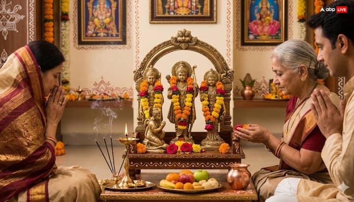 রাম নবমীর দিন ঘরে ধাতু বা মার্বেলের রাম দরবার (রাম, সীতা, লক্ষ্মণ, হনুমান) এর মূর্তি আনুন এবং যথাযথভাবে তাদের পূজা করুন। রাম দরবারের রোজ পূজা করলে পরিবারে সুখ শান্তি বজায় থাকে। মা লক্ষ্মী ঘরে স্থায়ী হন এমনটা বিশ্বাস করা হয়।