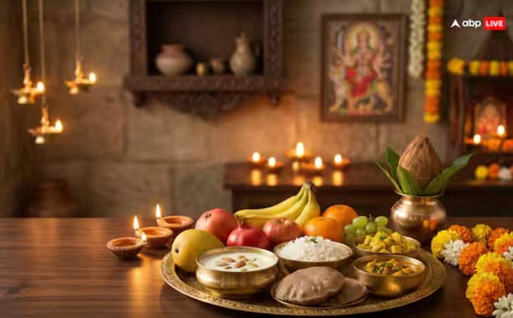 ਨਵਰਾਤਰੀ ਦੌਰਾਨ, ਮਾਸ, ਸ਼ਰਾਬ, ਲਸਣ ਅਤੇ ਪਿਆਜ਼ ਵਰਗੇ ਤਾਮਸਿਕ ਭੋਜਨ ਖਾਣ ਤੋਂ ਪਰਹੇਜ਼ ਕਰਨਾ ਚਾਹੀਦਾ ਹੈ। ਇਹ ਭੋਜਨ ਮਨ ਨੂੰ ਪਰੇਸ਼ਾਨ ਕਰਦੇ ਹਨ ਅਤੇ ਪੂਜਾ ਦੌਰਾਨ ਊਰਜਾ ਨੂੰ ਖਤਮ ਕਰਦੇ ਹਨ। ਜੇਕਰ ਵਰਤ ਰੱਖਿਆ ਹੈ, ਤਾਂ ਸਿਰਫ਼ ਸਾਤਵਿਕ ਭੋਜਨ ਹੀ ਖਾਓ।