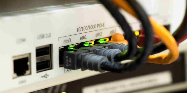 इस प्लान में 300Mbps की अनलिमिटेड स्पीड मिलती है जो ऑनलाइन स्ट्रीमिंग, गेमिंग और बड़े डाउनलोड के लिए पूरी तरह पर्याप्त है. इसके साथ कई OTT प्लेटफॉर्म्स और लाइव टीवी चैनल्स का एक्सेस भी दिया जाता है जिससे यह एक ऑल-इन-वन एंटरटेनमेंट पैकेज बन जाता है.