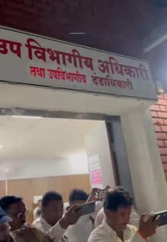 Bacchu kadu: बच्चू कडूंनी सरकारी कार्यालयावर फेकले कांदे; रस्त्यावरच भरवल्या पंगती, अधिकाऱ्यांशी फोनवरुन चर्चा