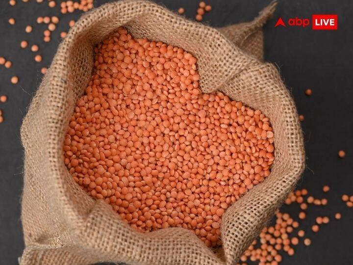 अनाज और दालें- चैत्र नवरात्रि में व्रत के दौरान सभी तरह की अनाज या दालें नही खानी चाहिए. इस समय खासकर मसूर की दाव, चावल, गेहूं से परहेज करें. आप साबूदाना, सिंघाड़े का आटा, राजगीरा या कट्टू के आटे से बनी चीजें खा सकती हैं.