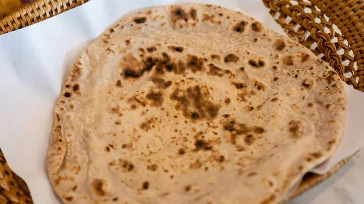 चूल्हे से निकलने वाली अग्नि की लपटें जब इस तरह के तवे की निचली सतह से टकराती हैं, तो वे केंद्र में रुकने के बजाय पूरे तवे के नीचे एक समान गर्मी पैदा करती हैं. प्राचीन समय में जब ईंधन जुटाना एक बड़ी चुनौती थी, तब यह तरीका न केवल समय बचाता था बल्कि रोटियों को मुलायम और स्वादिष्ट भी बनाए रखता था. यह शुद्ध रूप से एक इंजीनियरिंग समाधान था जिसे रेगिस्तानी इलाकों की जरूरतों के हिसाब से ढाला गया था.