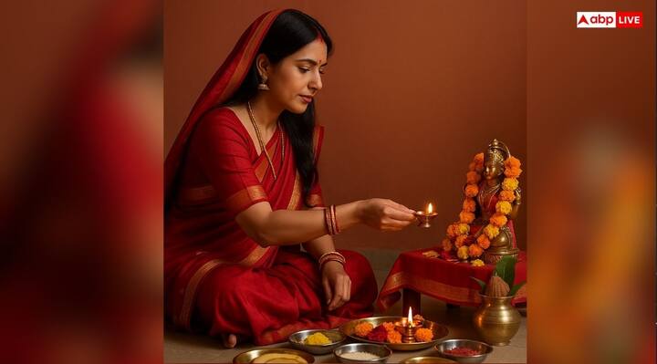 कौन हैं छठी मैया- छठ देवी को सूर्य की 7 किरणों में एक माना जाता है. एक अन्य मान्यता के अनुसार, भगवान विष्णु के माथे पर तिलक स्थान में जो योगमाया है, वही छठी देवी हैं. इन्हीं योगमाया का जन्म श्रीकृष्ण के जन्म से पहले यशोदा के घर पर हुआ था.