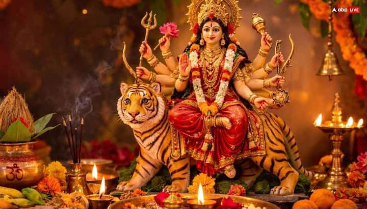 शीघ्र विवाह के लिए नवरात्रि में लाल वस्त्र पहनें और अपनी उम्र के अनुसार माता का लौंग चढ़ाएं. फिर ‘ॐ दुं दुर्गायै नमः मंत्र का जाप 108 बार करें. प्रार्थना कहें. मान्यता है कि इस उपाय को करने से विवाह में आ रही परेशनियां दूर होती है.