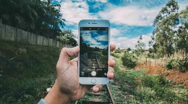 આ Instagram ને અલગથી ખોલવાની જરૂરિયાતને દૂર કરે છે. તમે WhatsApp માં સીધા વીડિયો પ્લે કરી શકો છો અને તેનો આનંદ માણી શકો છો. આ પદ્ધતિ ફક્ત અનુકૂળ નથી પણ સમય પણ બચાવે છે, કારણ કે તમારે વારંવાર એપ્લિકેશનો બદલવાની જરૂર નથી.