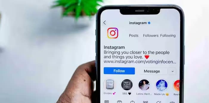 આ ફીચરનો ઉપયોગ અતિ સરળ છે. તમે ફક્ત WhatsApp ઓપન કરો અને સર્ચ ઓપ્શન મારફતે Meta AI ચેટબોટને ઍક્સેસ કરી શકો છો. અહીં તમે જે કન્ટેન્ટ જોવા માંગો છો તેનું નામ લખી શકો છો અને પછી 