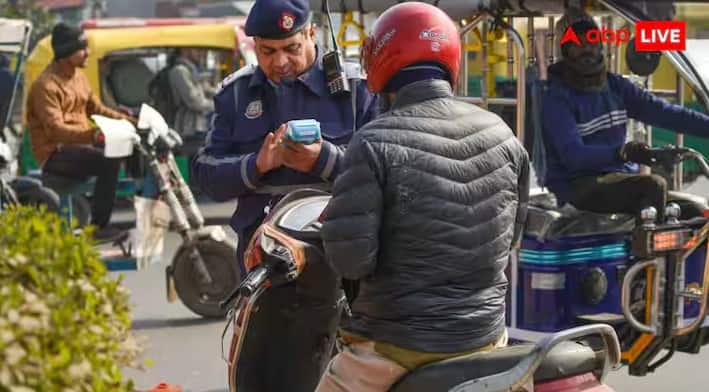 આજકાલ આપણા દેશના રસ્તાઓ પર દરરોજ લાખો વાહનો દોડે છે. આટલા વિશાળ ટ્રાફિક નેટવર્કમાં દરેક વ્યક્તિ નિયમોનું પાલન કરે છે તેની ખાતરી કરવી સરળ નથી. પહેલાં જો કોઈ ટ્રાફિકના નિયમ તોડે છે તો તેને દંડ ભરવા માટે ટ્રાફિક ઓફિસ અથવા ટ્રાન્સપોર્ટ ઓફિસની મુલાકાત લેવી પડતી હતી. આ પ્રક્રિયા લાંબી અને કંટાળાજનક હતી, પરંતુ સમય બદલાઈ ગયો છે. સરકારે ટ્રાફિક સિસ્ટમને ડિજિટલાઇઝ કરી છે. આનો અર્થ એ છે કે હવે તમે તમારા ઘરના આરામથી દંડ ચૂકવી શકો છો. તો ચાલો શીખીએ કે તમારા ઘરેથી ટ્રાફિક દંડ કેવી રીતે ભરવો.