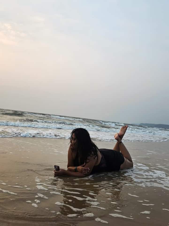 स्वानंदीच्या बीच लूकवर चाहते घायाळ झाले आहेत. तिच्या पोस्टवर चाहते तसेट नेटकऱ्यांनी कमेंटचा पाऊस पाडला आहे.