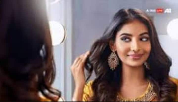 ਪਹਿਲੀ ਗਲਤੀ : ਸ਼ੀਸ਼ੇ ਨੂੰ ਦੇਖਣਾ ਨਕਾਰਾਤਮਕ ਊਰਜਾ ਦਾ ਜਾਲ   ਸਵੇਰੇ ਅੱਖਾਂ ਖੋਲ੍ਹਦੇ ਹੀ ਆਪਣੇ ਆਪ ਨੂੰ ਸ਼ੀਸ਼ੇ ਵਿੱਚ ਦੇਖਣਾ ਵਾਸਤੂ ਵਿੱਚ ਸਭ ਤੋਂ ਵੱਡਾ ਅਪਰਾਧ ਮੰਨਿਆ ਜਾਂਦਾ ਹੈ। ਰਾਤ ਭਰ ਸੌਣ ਤੋਂ ਬਾਅਦ ਸਰੀਰ ਵਿੱਚ ਨਕਾਰਾਤਮਕ ਊਰਜਾਵਾਂ ਜਮ੍ਹਾਂ ਹੋ ਜਾਂਦੀਆਂ ਹਨ, ਜੋ ਸ਼ੀਸ਼ੇ ਤੋਂ ਪ੍ਰਤੀਬਿੰਬਿਤ ਹੁੰਦੀਆਂ ਹਨ ਅਤੇ ਤੁਹਾਨੂੰ ਦਿਨ ਭਰ ਪਰੇਸ਼ਾਨ ਕਰਦੀਆਂ ਹਨ। ਮਾਹਿਰਾਂ ਦਾ ਕਹਿਣਾ ਹੈ ਕਿ ਇਸ ਨਾਲ ਮਾਨਸਿਕ ਬੇਚੈਨੀ ਵਧਦੀ ਹੈ ਅਤੇ ਕੰਮ ਵਿਚ ਫੋਕਸ ਵਿਘਨ ਪੈਂਦਾ ਹੈ।