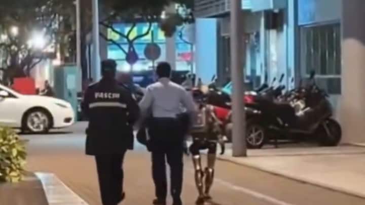 ওই শিক্ষা প্রতিষ্ঠানের দাবি, সামনের রাস্তা ফাঁকা হওয়ার জন্য অপেক্ষা করছিল রোবটটি। ওই বৃদ্ধাকে ভয় দেখানোর কোনও অভিপ্রায় ছিল না। বৃদ্ধা ফুঁসে উঠলে, রোবটটি প্রতিক্রিয়া জানা