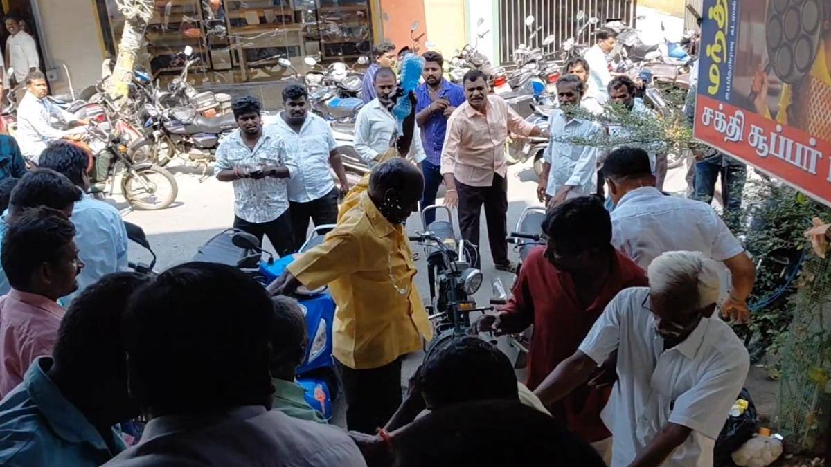அமமுகவுக்கு தொகுதி ஒதுக்கீடா..? - தீக்குளிக்க முயற்சித்த அதிமுக தொண்டர் - திருப்பத்தூரில் அதிர்ச்சி