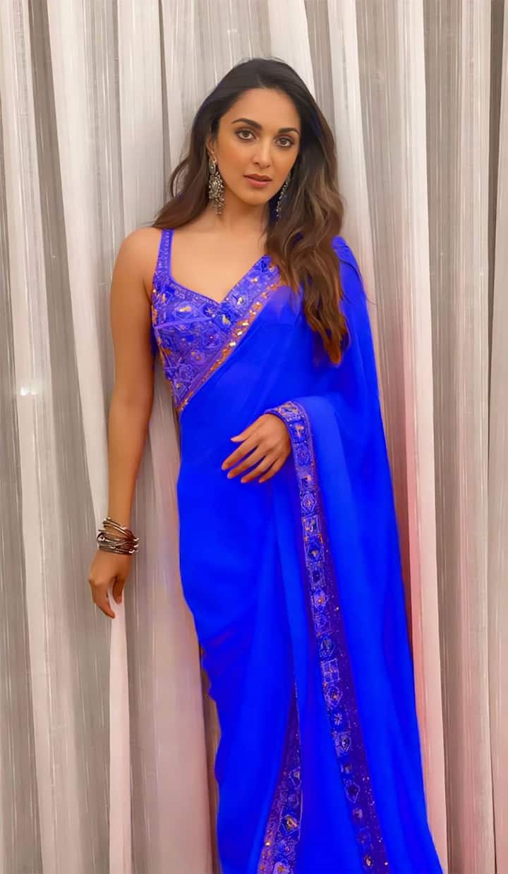 नवरात्रि के सातवें दिन आप कियारा आडवाणी के इस लुक से इंस्पिरेशन ले सकती हैं. एक्ट्रेस ने ब्लू कलर की साड़ी पहनी है, जिसके साथ सिंपल एक्सेसरीज कैरी की है.