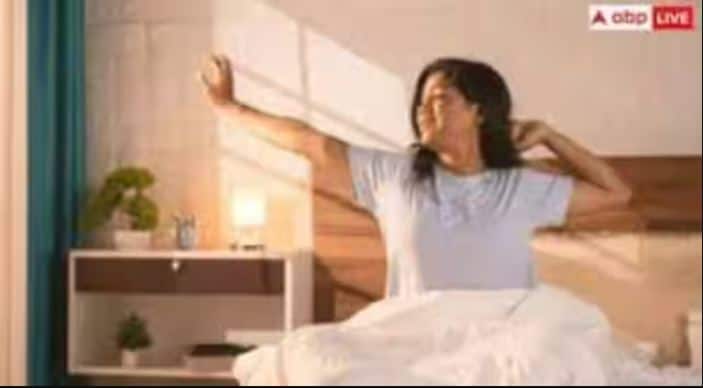 Vastu Shastra :  ਕੀ ਤੁਸੀਂ ਜਾਣਦੇ ਹੋ ਕਿ ਸਵੇਰ ਦੀ ਤੁਹਾਡੀ ਪਹਿਲੀ ਆਦਤ ਤੁਹਾਡੇ ਪੂਰੇ ਦਿਨ ਦੀ ਸ਼ਕਤੀ ਤੈਅ ਕਰਦੀ ਹੈ? ਵਾਸਤੂ ਸ਼ਾਸਤਰ ਦੇ ਅਨੁਸਾਰ ਬ੍ਰਹਮ ਮੁਹੂਰਤਾ ਵਿੱਚ ਜਾਗਣਾ ਅਤੇ ਪੋਜ਼ੀਟਿਵ  ਸ਼ੁਰੂਆਤ ਕਰਨ ਨਾਲ ਜੀਵਨ ਵਿੱਚ ਖੁਸ਼ਹਾਲੀ ਆਉਂਦੀ ਹੈ ਪਰ ਬਹੁਤ ਸਾਰੇ ਲੋਕ ਅਣਜਾਣੇ ਵਿੱਚ ਅਜਿਹੀਆਂ ਗਲਤੀਆਂ ਕਰ ਲੈਂਦੇ ਹਨ, ਜੋ ਨੈਗਟੀਵਿਟੀ ਨੂੰ ਵਧਾਉਂਦੇ ਹਨ ਅਤੇ ਤਰੱਕੀ ਵਿੱਚ ਰੁਕਾਵਟ ਬਣਦੀ ਹੈ। 3 ਸਵੇਰ ਦੀਆਂ ਗਲਤੀਆਂ ਅਤੇ ਸਧਾਰਨ ਵਾਸਤੂ ਉਪਾਅ, ਜਿਨ੍ਹਾਂ ਨੂੰ ਅਪਣਾਉਣ ਨਾਲ ਤੁਹਾਡਾ ਦਿਨ ਚਮਕ ਉਠੇਗਾ ।