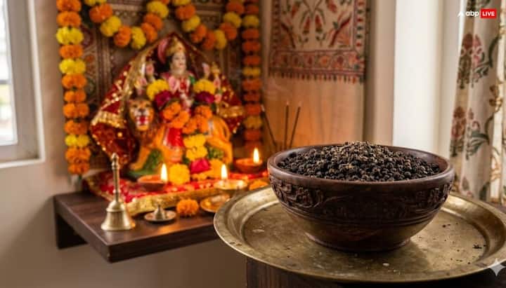 जीवन में सब कुछ अच्छा होने के बाद भी शादी को लेकर बार-बार लोग रिश्ता ठुकरा रहे हैं तो नवरात्रि के बचे सभी दिनों में हर रात एक कटोरी में कुछ काली मिर्च लेकर घर के उत्तर पूर्व स्थान पर रख दें. अगले दिन सुबह उन काली मिर्चों को उठाकर घर से बाहर किसी नदी में प्रवाहित कर दें या पीपल के पेड़ के नीचे रख दें. मान्यता है इससे घर की बुरी बलाओ से रक्षा होती है. सकारात्मकता नजर आने लगती है.