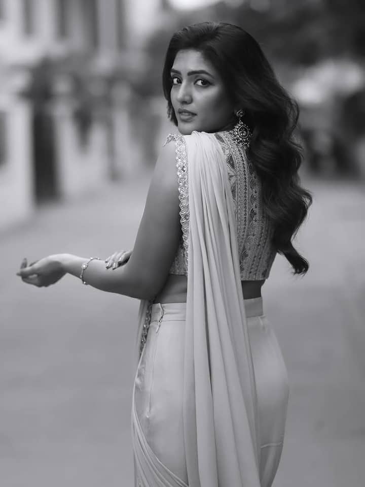આ ફિલ્મે જબરદસ્ત સફળતા હાંસલ કરી, જે પછી ઈશાને ફિલ્મમાં તેના અભિનય માટે શ્રેષ્ઠ તેલુગુ ડેબ્યુ અભિનેત્રીનો એવોર્ડ આપવામાં આવ્યો.