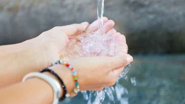 सूची में छठे नंबर पर मौजूद ईरान की स्थिति सबसे ज्यादा चिंताजनक बताई गई है. युद्ध और सूखे की मार झेल रहे ईरान में सालाना प्रति व्यक्ति पानी का खर्च 1,042 क्यूबिक मीटर है. यहां पानी के कुप्रबंधन और गिरते भूजल स्तर के कारण जमीन धंसने जैसी भयानक घटनाएं सामने आ रही हैं.