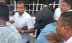 अशोकचं तोंड काळ्या कापडानं झाकलं, कोर्टाबाहेर मोठी गर्दी, पोलिसांचा तगडा बंदोबस्त; तृप्ती देसाईंचाही ठिय्या, फोटो