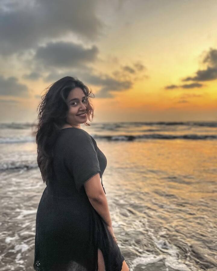 अभिनेत्रीने खास बीचवर फोटोशूट करण्यासाठी स्विमिंग सूट परिधान केला होता. ब्लॅक स्विमिंग सूटवर स्वानंदी सुंदर दिसत होती.