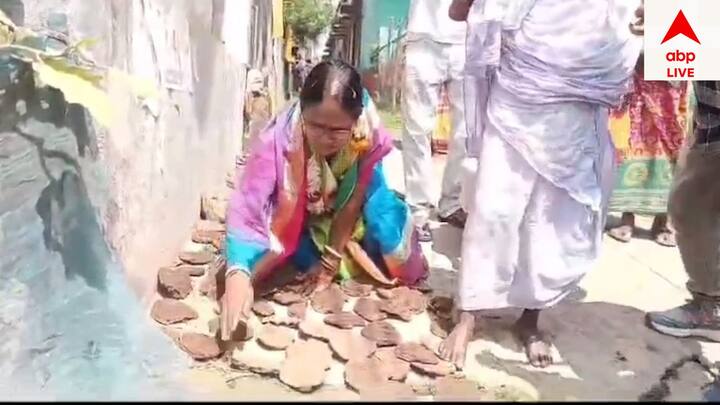 আরামবাগের TMC প্রার্থী মিতা বাগ প্রচার সারছিলেন। হঠাৎ এক বাড়িতে ঢুকে ঘুঁটে দেওয়া শুরু করে দিলেন। এলাকার এক ভোটারের সঙ্গে নাচতেও দেখা যায় তাঁকে।