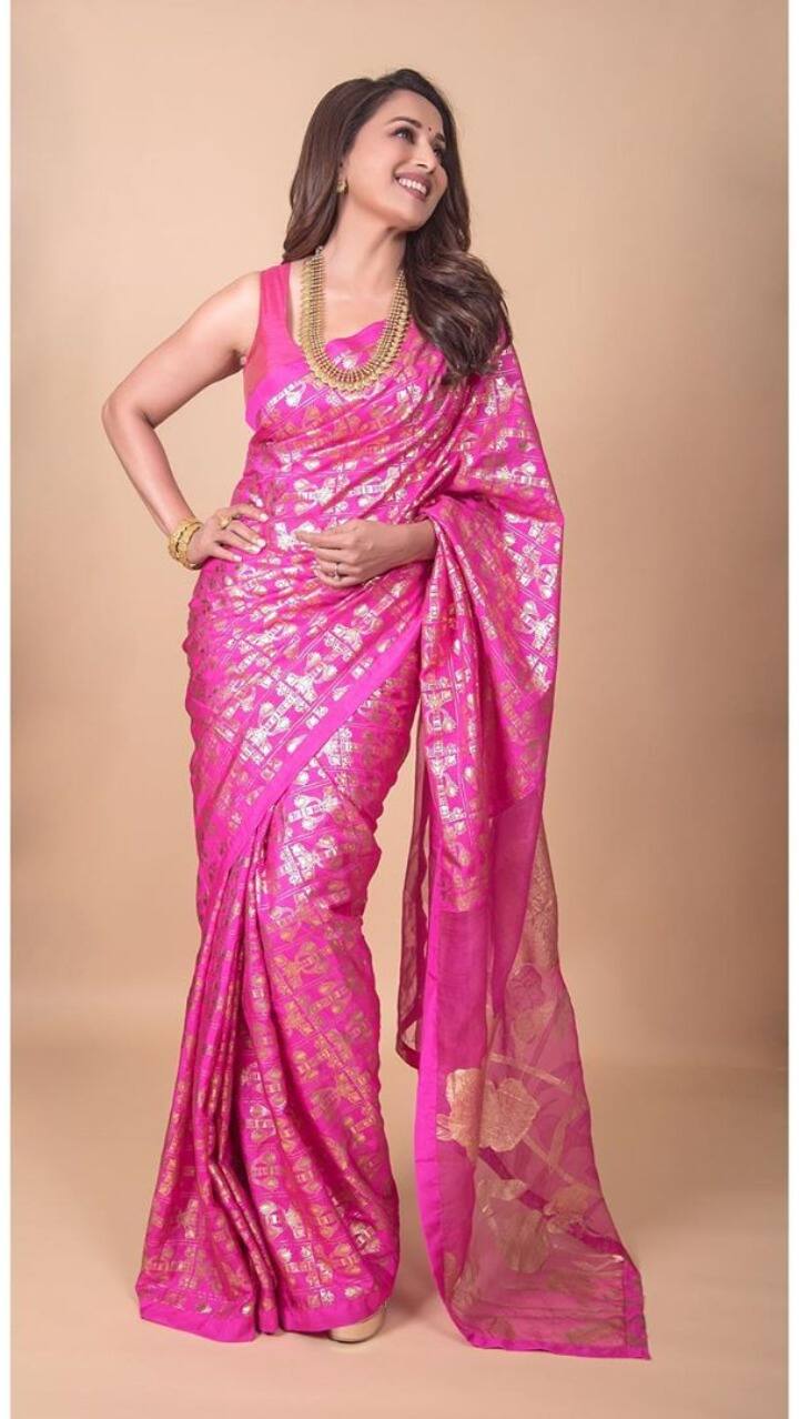 This look of Madhuri Dixit can also be tried on the occasion of Navratri. The actress is wearing a heavy pink colored saree and has completed her look by carrying golden jewellery.