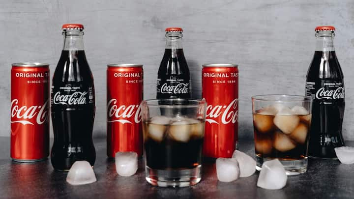 स्वस्थ आहार के बावजूद अनजाने में ली गई कैलोरी, जैसे मीठी चाय, जूस, एनर्जी ड्रिंक या कॉफी, वजन बढ़ा सकती है, ये ड्रिंक्स भूख नहीं मिटाते, लेकिन शरीर में एक्स्ट्रा कैलोरी बढ़ाते हैं, जिससे वजन तेज़ी से बढ़ता है.ठोस खाने के मुकाबले, पीने वाली चीज़ों से मिलने वाली कैलोरी शरीर को ठीक से संकेत नहीं दे पातीं की पेट भर गया है, जिसके कारण हम अनजाने बहुत ज़्यादा चीनी और कैलोरी ले लेते हैं.