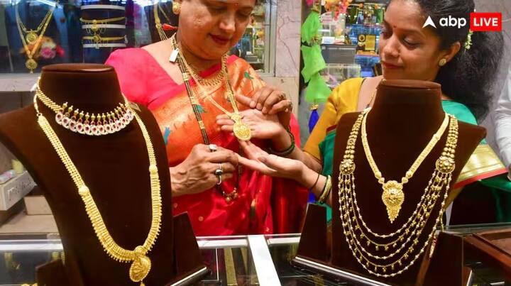 આંતરરાષ્ટ્રીય બજારમાં પણ આવો જ ટ્રેન્ડ જોવા મળ્યો હતો. હાજર સોનું લગભગ 2 ટકા વધીને $4,556.55 પ્રતિ ઔંસ થયું, જ્યારે ચાંદી પણ લગભગ 2 ટકા વધીને $72.67 પ્રતિ ઔંસ થઈ ગઈ.