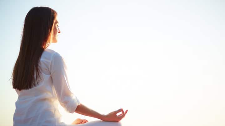 મેડિટેશન મગજ માટે અત્યંત ફાયદાકારક હોય છે. પદ્માસન અને પ્રાણાયામ કરવાથી મન શાંત રહે ચને ઝડપી બને છે. આ યોગ કરવાથી બ્લડ સર્ક્યુલેશનમાં પણ સુધારો થાય છે અને તણાવ ઘટે છે