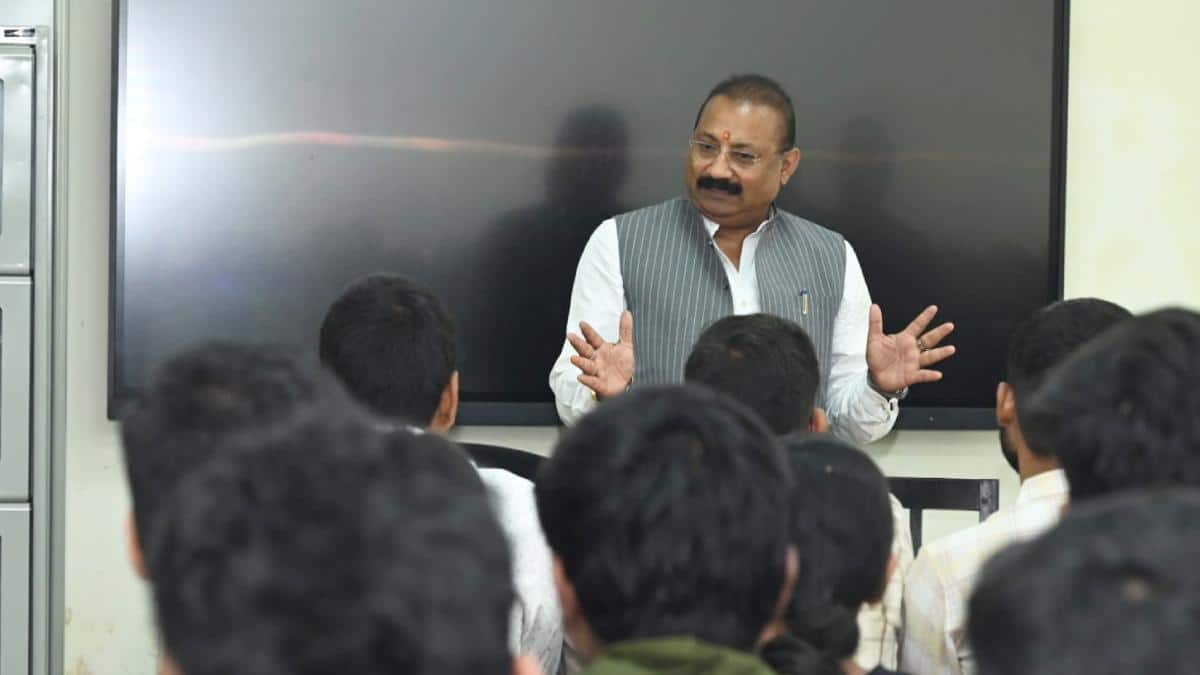 Patna News: पटना के AN कॉलेज में पढ़ाने पहुंचे JDU मंत्री अशोक चौधरी, कहा- 'ये तो महादेव का आशीर्वाद'