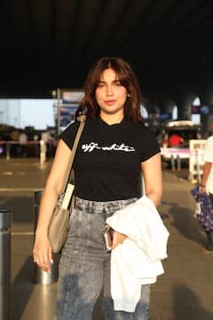 एयरपोर्ट पर स्टाइलिश लुक में स्पॉट हुए भूमि पेडनेकर और विक्की कौशल, कूल अंदाज में दिए पोज