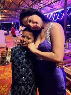 Chota Pudhari: जवळ घेतलं, गालगुच्चा ओढले; छोट्या पुढाऱ्याचे बोल्ड अभिनेत्रीसोबतचे PHOTOs व्हायरल, कॅप्शनही दिलंय