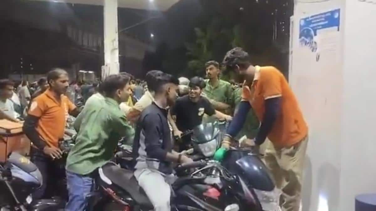 Hyderabad Petrol Bunks: హైదరాబాద్‌లో పెట్రోల్ సెగ.. బంకుల వద్ద భారీ క్యూ- వదంతులు నమ్మవద్దన్న పోలీసులు!