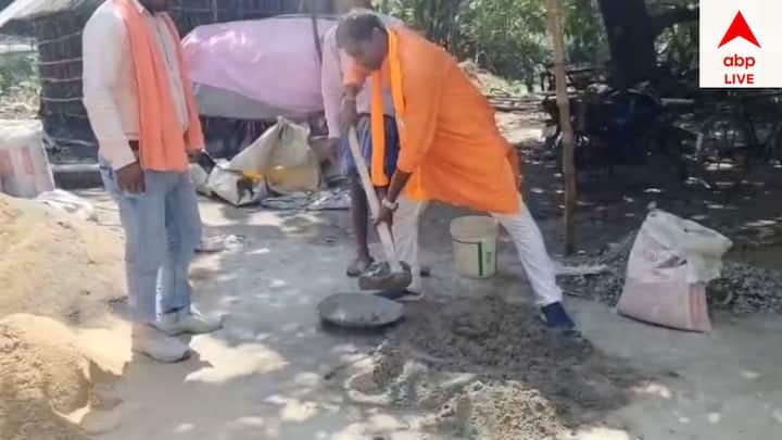 এতদূর তো তাও মেনে নেওয়া যায়, তা বলে সটান রাজমিস্ত্রী হয়ে যাওয়া? হ্যাঁ, ভোটের প্রচারে বেরিয়ে হরিশ্চন্দ্রপুরে বাড়ি তৈরির কাজে হাত লাগালেন BJP প্রার্থী রতন দাস। ভোটারদের মন জয় করতে রাজমিস্ত্রীদের সঙ্গে হাত লাগান তিনি।