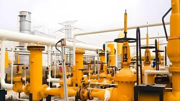 सबसे बड़ा बदलाव मंजूरी के सिस्टम में आया है. पहले कंपनियों को अलग-अलग विभागों से परमिशन लेने में महीनों लग जाते थे. लेकिन अब अगर तय समय में अनुमति नहीं मिलती. तो उसे ऑटोमैटिक मंजूरी मान लिया जाएगा.