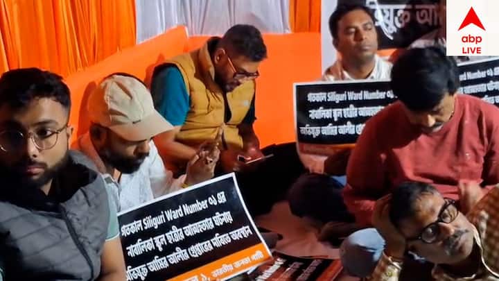 শিলিগুড়িতে এদিন ভোটপ্রচারেই নামেননি শঙ্কর ঘোষ। বিজেপি প্রার্থী এদিন সেখানে এক নাবালিকার মৃত্যুর প্রতিবাদে প্রচারে না বেরনোর সিদ্ধান্ত নেন। রাতভর ধর্নায় বসেন শঙ্কর ঘােষ।