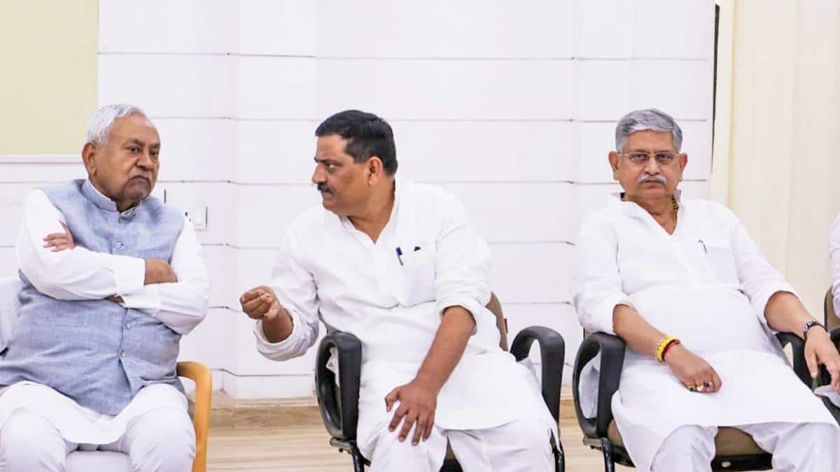 गिरधारी यादव को लेकर JDU की प्रतिक्रिया, ललन सिंह बोले- 'फैसला हमने…', संजय झा ने क्या कहा?