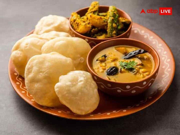लहसुन और प्याज- नवरात्रि या मां दुर्गा की पूजा के दौरान तामसिक भोजन से दूर रहने की सलाह दी जाती है. इसलिए माता रानी को कभी भी लहसु-प्याज युक्त भोग न चढ़ाएं.