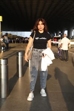 एयरपोर्ट पर स्टाइलिश लुक में स्पॉट हुए भूमि पेडनेकर और विक्की कौशल, कूल अंदाज में दिए पोज