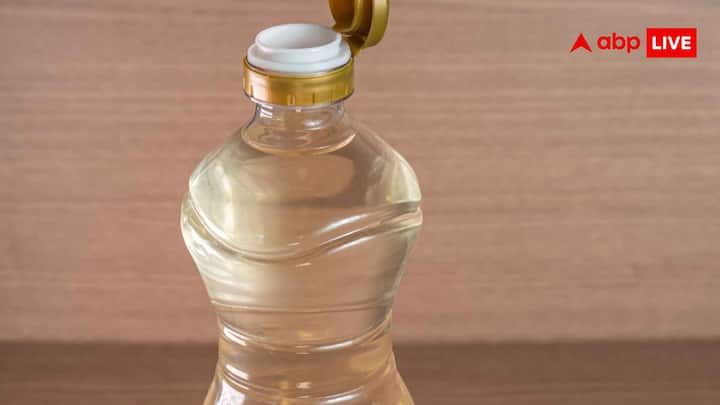 सफेद सिरका बदबू दूर करने में बेहद असरदार होता है. एक बाल्टी पानी में थोड़ा सा सिरका मिलाएं. कपड़ों को 15–20 मिनट के लिए भिगो दें. यह बैक्टीरिया को खत्म करके कपड़ों को फ्रेश बना देता है.