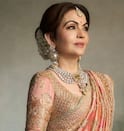 Nita Ambani Royal Look: जॉर्जेट साडी अन् डायमंड ज्वेलरी; नीता अंबानींची 'रॉयल स्टाईल', हातातल्या हिऱ्यांच्या घडळ्यानं लुटली सारी लाईमलाईट PHOTOs