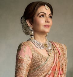 Nita Ambani Royal Look: जॉर्जेट साडी अन् डायमंड ज्वेलरी; नीता अंबानींची 'रॉयल स्टाईल', हातातल्या हिऱ्यांच्या घडळ्यानं लुटली सारी लाईमलाईट PHOTOs