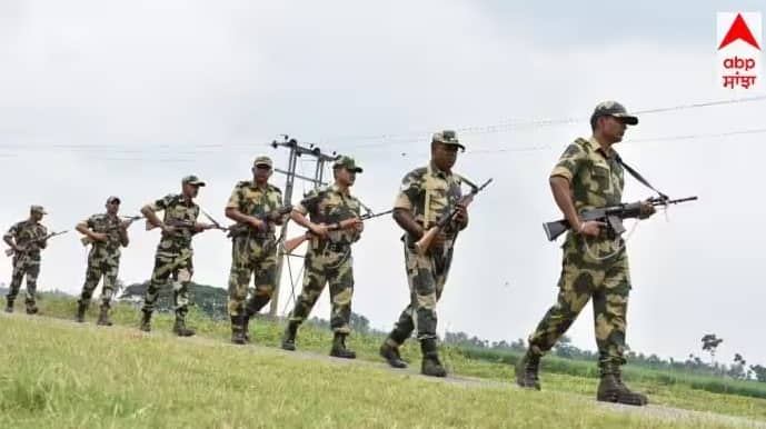 સંરક્ષણ ક્ષેત્રમાં કારકિર્દી બનાવવાનું સ્વપ્ન જોતા યુવાનો માટે ગૃહ મંત્રાલય હેઠળના સશસ્ત્ર સીમા બળ (SSB) એ વિવિધ કોન્સ્ટેબલ પદો પર ભરતી માટે સત્તાવાર સૂચના બહાર પાડી છે. કુલ 1,060 જગ્યાઓ ભરવામાં આવશે. આ ભરતી પ્રક્રિયામાં 827 કોન્સ્ટેબલ પદો અને 233 હેડ કોન્સ્ટેબલ પદોનો સમાવેશ થાય છે. રસ ધરાવતા ઉમેદવારો સત્તાવાર વેબસાઇટની મુલાકાત લઈને ઓનલાઈન અરજી કરી શકે છે.