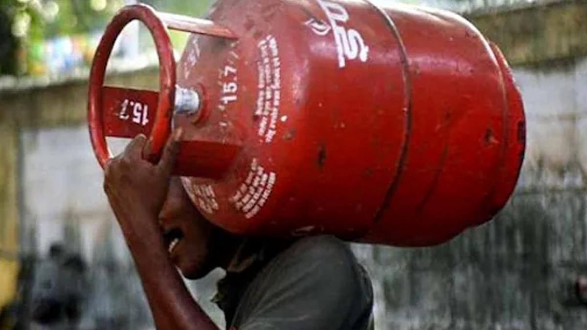 LPG தட்டுப்பாடு: சிலிண்டர் முன்பதிவில் மாற்றம்? உண்மை என்ன? மத்திய அரசின் பரபரப்பு விளக்கம்!