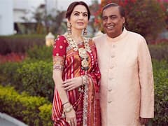 Nita Ambani Royal Look: जॉर्जेट साडी अन् डायमंड ज्वेलरी; नीता अंबानींची 'रॉयल स्टाईल', हातातल्या हिऱ्यांच्या घडळ्यानं लुटली सारी लाईमलाईट PHOTOs