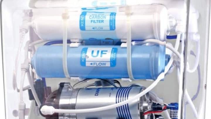 आरो मेम्ब्रेन की लाइफ आमतौर पर 2 से 3 साल तक की होती है. हालांकि यह पानी की क्वालिटी और टीडीएस लेवल पर निर्भर करता है. अगर आपके इलाके का पानी ज्यादा हार्ड या गंदा है, तो फिल्टर जल्दी भी खराब हो सकते हैं.