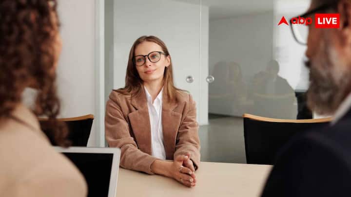 अमेरिका में पढ़ाई क्यों करना चाहते हैं,  यह सवाल इंटरव्यू में सबसे आम है. काउंसलर अधिकारी यह देखना चाहते हैं कि आप अमेरिका में पढ़ाई क्यों करना चाहते हैं और आपका मकसद केवल अमेरिका में रहना नहीं है. इसका जवाब देने के लिए अमेरिका की शिक्षा प्रणाली, यूनिवर्सिटी की गुणवत्ता और आपके क्षेत्र में वहां के रिसर्च और रोजगार के अवसरों के बारे में जानकारी रखें. जैसे किस कारण से आपकी पढ़ाई के लिए अमेरिका सबसे सही ऑप्शन है. अगर आपकी पढ़ाई किसी विशेष टेक्नोलॉजी या रिसर्च केंद्र से जुड़ी है, तो उसके बारे में बताएं.