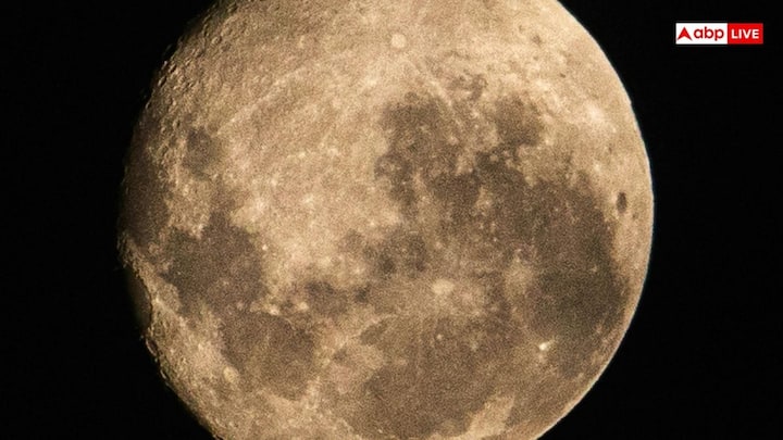 क्योंकि कंपास काम नहीं करते इस वजह से अंतरिक्ष यात्री दूसरी तकनीक पर निर्भर रहते हैं. अपोलो कार्यक्रम जैसे मिशनों के दौरान दिशा बनाए रखने के लिए लूनर रोवर्स में जाइरोस्कोप का इस्तेमाल किया जाता था. अंतरिक्ष यात्रियों ने क्रेटर, टायरों के निशान और सूरज व तारों की स्थिति का इस्तेमाल करके भी नेविगेट किया है.