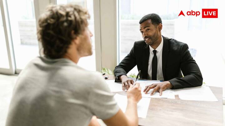 US के वीजा इंटरव्यू में ये भी पूछ लिया जाता है कि कोर्स पूरा करने के बाद क्या योजना है. अमेरिकी अधिकारी यह देखना चाहते हैं कि आपकी पढ़ाई सिर्फ शौक के लिए नहीं है, बल्कि आपके करियर और भविष्य के लिए प्लान किया गया है. इसका जवाब देने के लिए आगे की पढ़ाई या पीएचडी की योजना है, तो इसे स्पष्ट रूप से बताएं. अगर आप अपने देश लौटकर नौकरी करने की योजना बना रहे हैं, तो क्यों और कैसे यह आपके करियर के लिए उपयोगी होगा, बताएं. अपना करियर प्लान समझाने के लिए किसी रियल या प्रोफेशनल लक्ष्य का जिक्र करें.