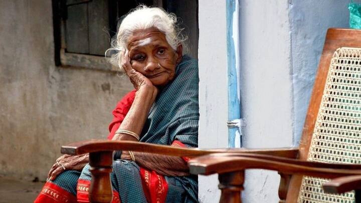 इस योजना की पात्रता की बात करें तो 60 साल से ज्यादा उम्र के बुजुर्ग इसके हकदार हैं. ग्रामीण क्षेत्रों के लिए सालाना आय 46080 और शहरी इलाकों के लिए 56460 से कम होनी चाहिए. सरकार हर महीने 1000 की आर्थिक मदद देती है. जो लाभार्थियों के खाते में हर चौथे महीने तीन किस्तों के हिसाब से सीधे ट्रांसफर की जाती है.