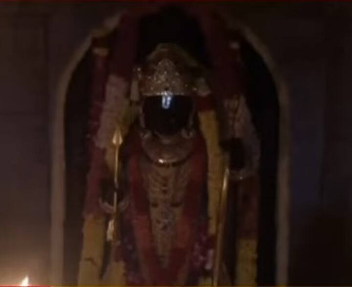 या ऐतिहासिक क्षणी रामलल्लाची पूजा, अभिषेक आणि आरतीही केली जाते.